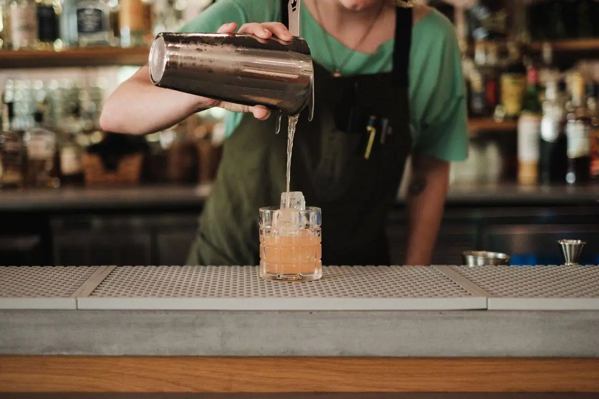 Bartender bereidt een cocktail (stockbeeld, placeholder)