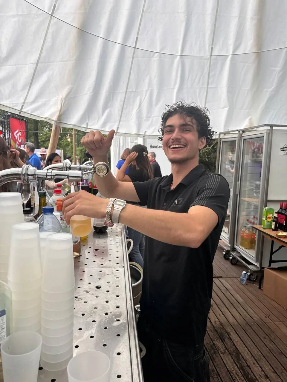 Lachende bartender van You Got Served